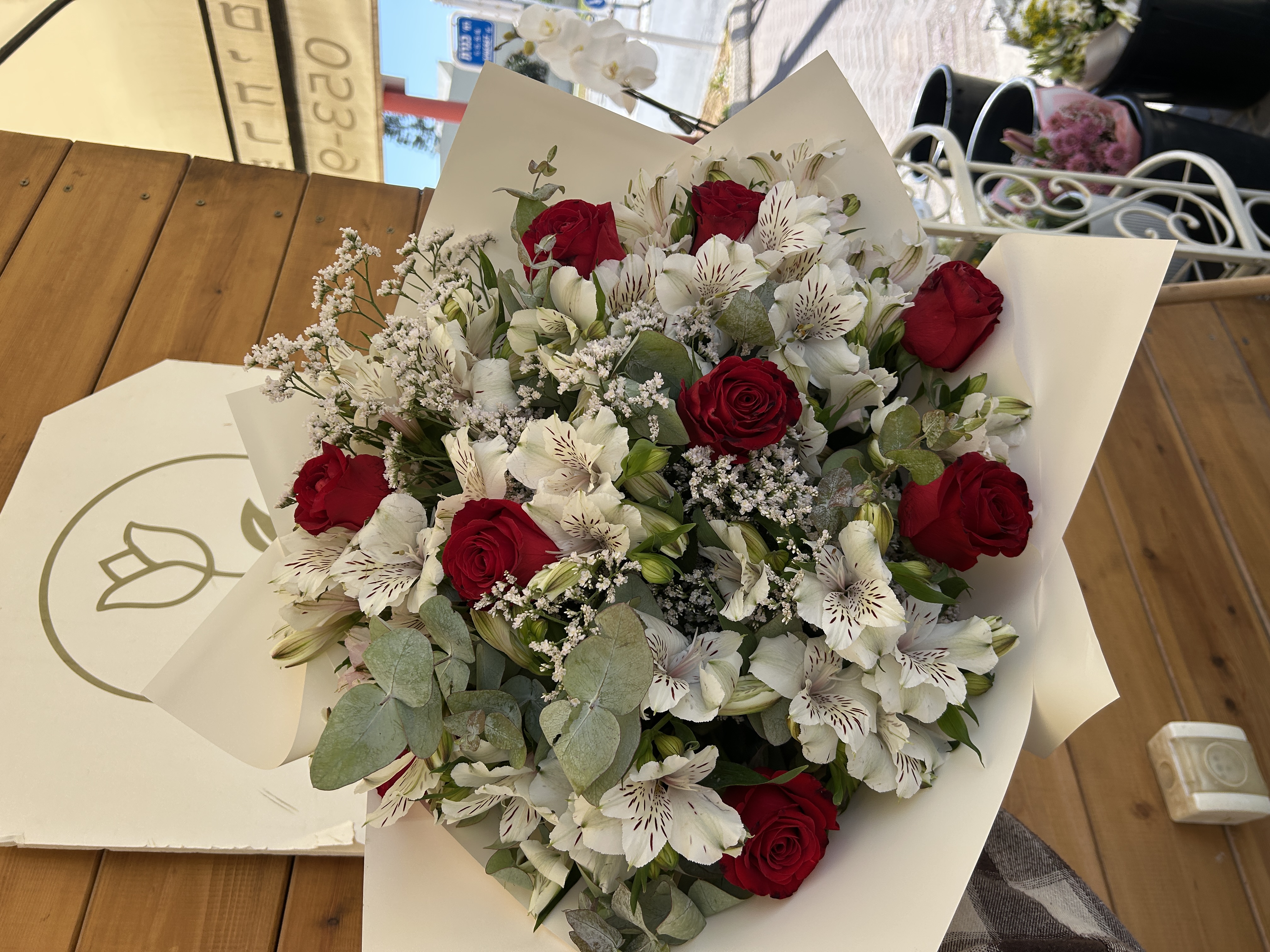 זר אסטרומריה וורדים אדומים  — FLOWER BOUTIQE, זרי פרחים באשדוד