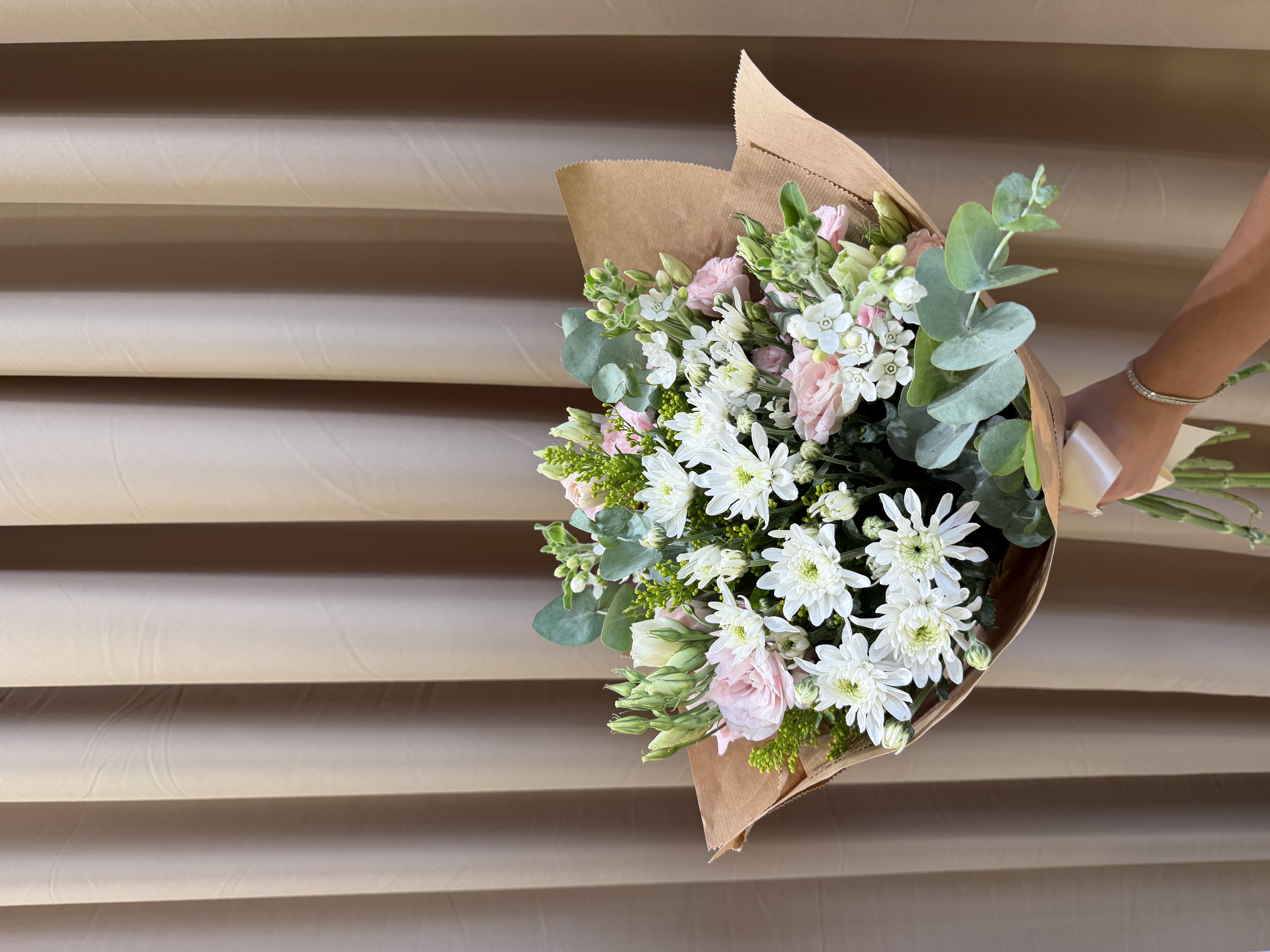 זר לבן ורוד — FLOWER BOUTIQE, זרי פרחים באשדוד